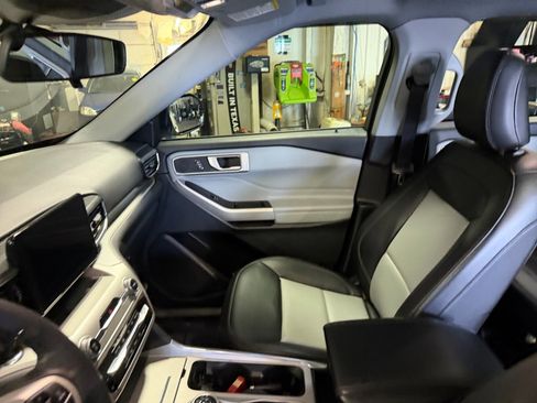 Used 2022 Ford Explorer XLT w/ Equipment Group 202A AWD/4WD image 32