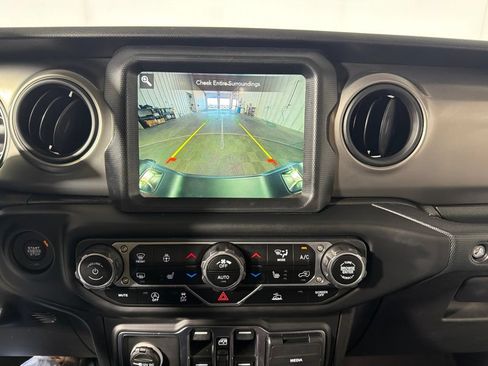Used 2021 Jeep Gladiator Sport AWD/4WD image 17