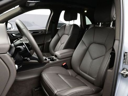 Certified 2025 Porsche Macan AWD/4WD image 5