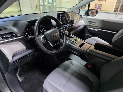 Used 2024 Toyota Sienna XLE FWD image 16