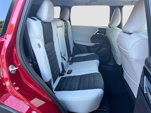 New 2025 Mitsubishi Outlander SE image 29