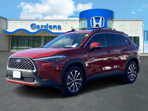 Used 2024 Toyota Corolla Cross XLE image 3