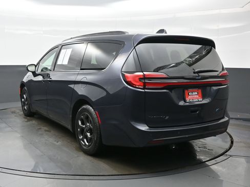 Used 2021 Chrysler Pacifica Touring w/ Uconnect Theater Family Group image 4