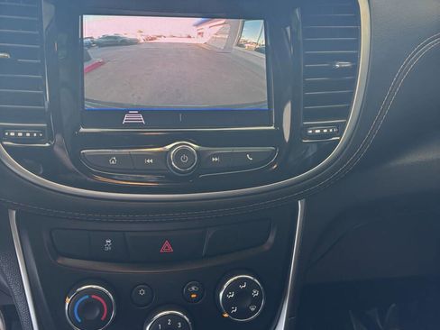 Used 2022 Chevrolet Trax LT w/ LT Convenience Package image 14