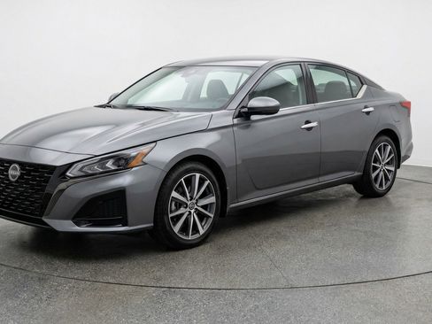 Used 2025 Nissan Altima 2.5 SV image 3