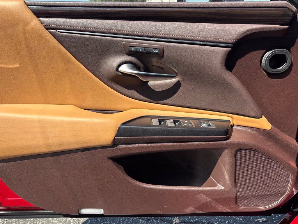 Used 2019 Lexus ES 300h w/ Accessory Package 2 FWD image 23