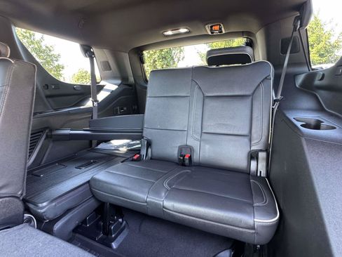 Used 2024 GMC Yukon SLT w/ SLT Luxury Package AWD/4WD image 16