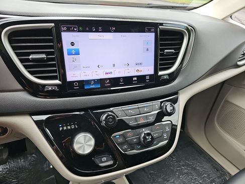 Used 2024 Chrysler Pacifica Touring-L FWD image 20