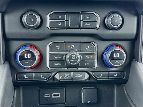 Used 2023 Chevrolet Suburban LT RWD image 12