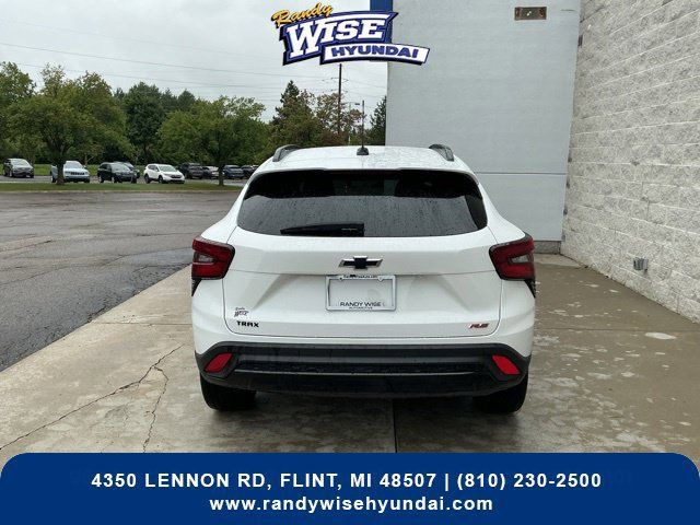 Used 2024 Chevrolet Trax RS FWD image 12