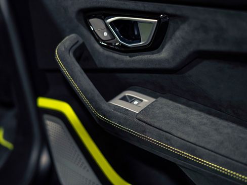Used 2023 Lamborghini Urus Performante AWD/4WD image 23