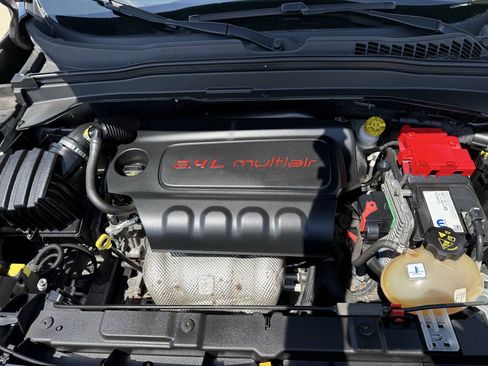 Used 2018 Jeep Renegade Latitude AWD/4WD image 9