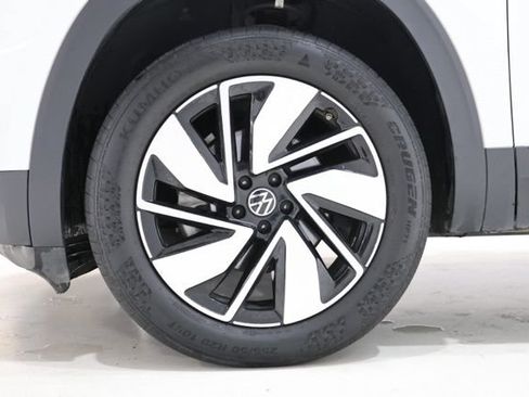 Used 2025 Volkswagen Atlas SE AWD/4WD image 11