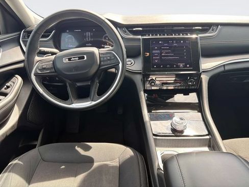 Used 2024 Jeep Grand Cherokee Laredo AWD/4WD image 16