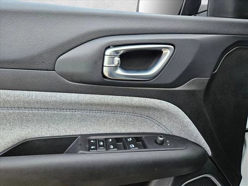 Used 2025 Jeep Compass Latitude image 9