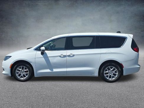 Used 2023 Chrysler Voyager LX FWD image 2