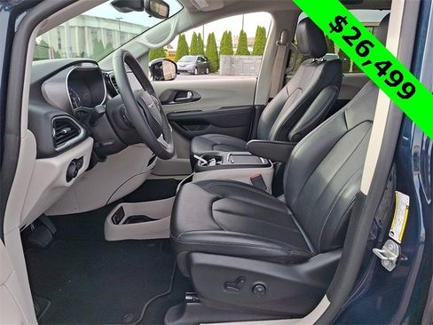 Certified 2024 Chrysler Pacifica Touring-L image 15