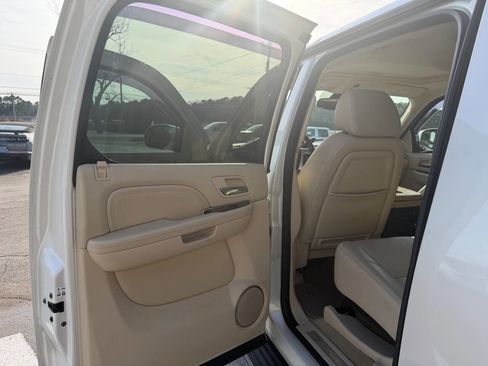 Used 2008 Cadillac Escalade EXT image 17