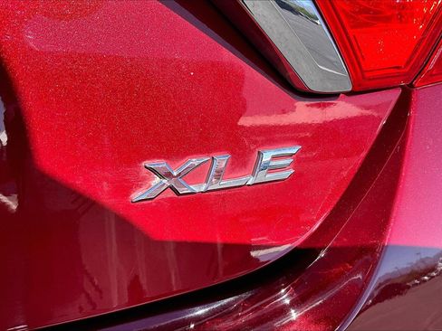 Used 2017 Toyota Camry XLE w/ Moonroof Package FWD image 29