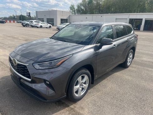 Used 2024 Toyota Highlander LE image 1