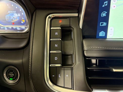 Used 2022 Chevrolet Suburban Z71 w/ Off-Road Capability Package AWD/4WD image 16