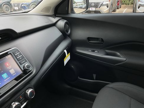 New 2025 Nissan Kicks Play S image 31