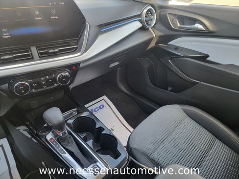 Used 2025 Chevrolet Trax LT w/ LT Convenience Package image 24