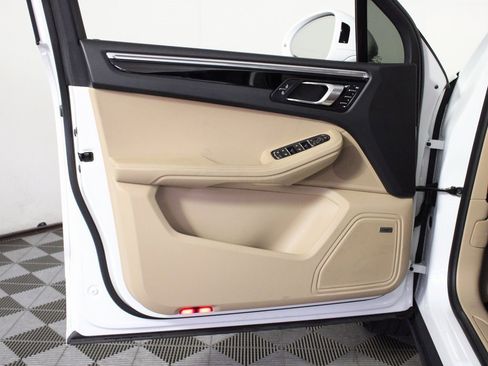 Used 2025 Porsche Macan w/ Premium Package Plus image 15