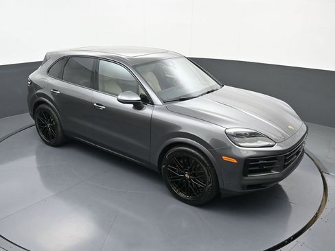 Used 2025 Porsche Cayenne image 29