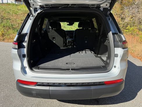New 2025 Jeep Grand Cherokee L Altitude image 19