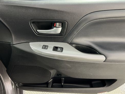 Used 2015 Toyota Sienna SE FWD image 33