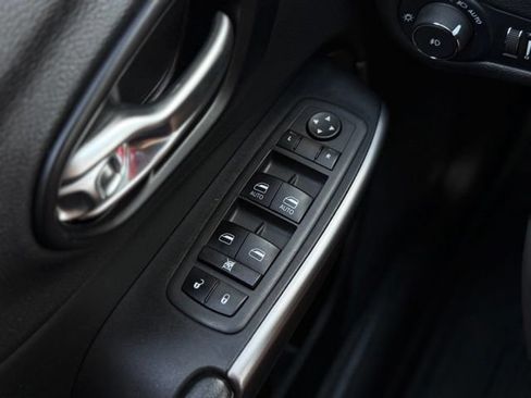 Used 2022 Jeep Cherokee Latitude Lux w/ Sun & Sound Group AWD/4WD image 30