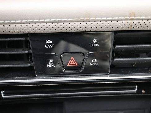 Used 2024 Volkswagen Atlas SEL AWD/4WD image 32
