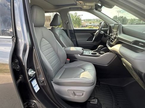 Used 2020 Toyota Highlander XLE AWD/4WD image 32