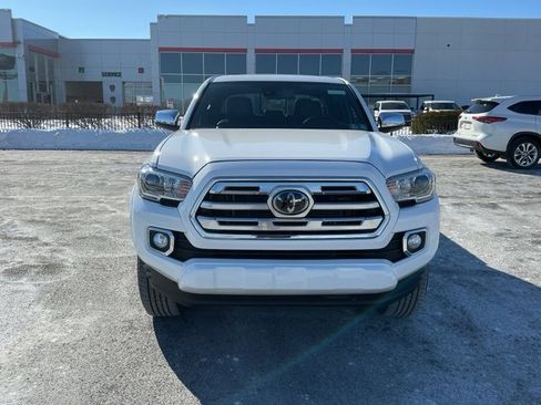 Used 2019 Toyota Tacoma Limited image 2