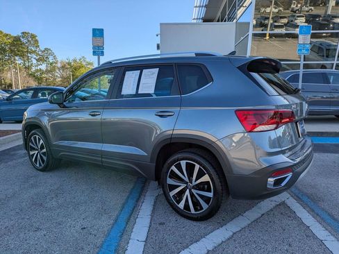 Certified 2022 Volkswagen Taos SE image 4