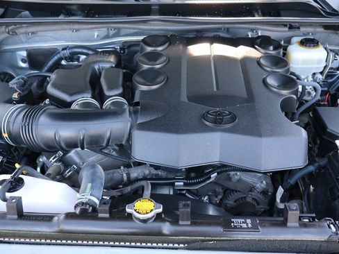 Used 2016 Toyota 4Runner SR5 AWD/4WD image 38