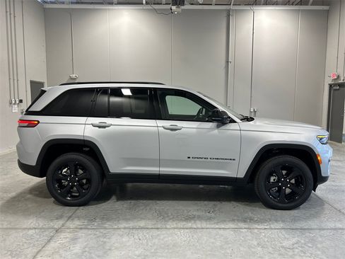 New 2025 Jeep Grand Cherokee Limited w/ Luxury Tech Group II image 5
