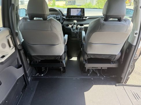 Used 2024 Toyota Sienna XLE w/ XLE Plus Package FWD image 6