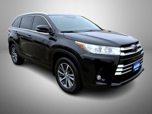 Used 2019 Toyota Highlander XLE image 3