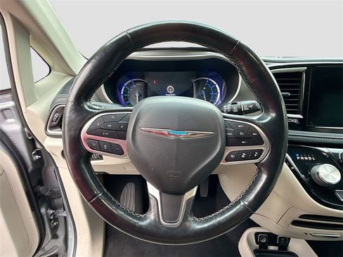 Used 2021 Chrysler Pacifica Touring-L image 12