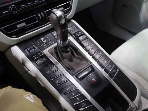 Used 2021 Porsche Macan Turbo AWD/4WD image 28