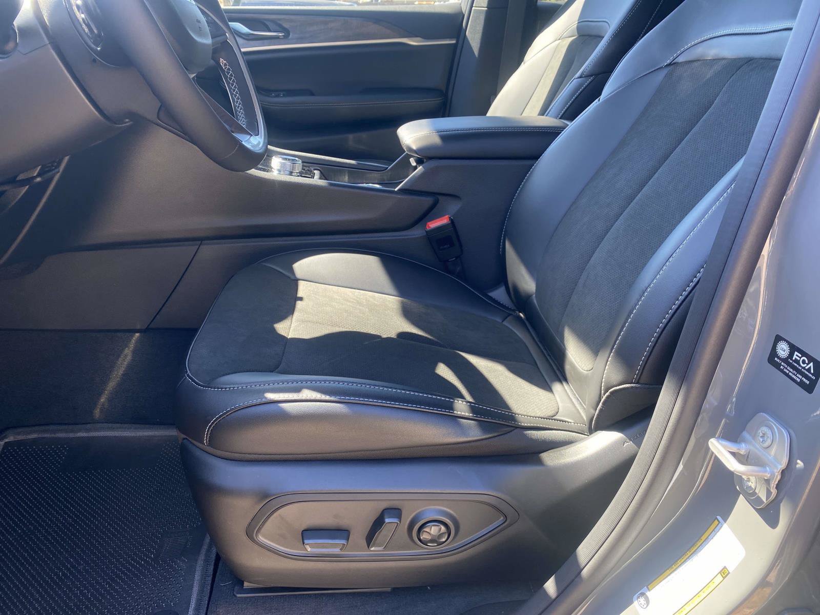 New 2027 Jeep Grand Cherokee Altitude RWD image 10
