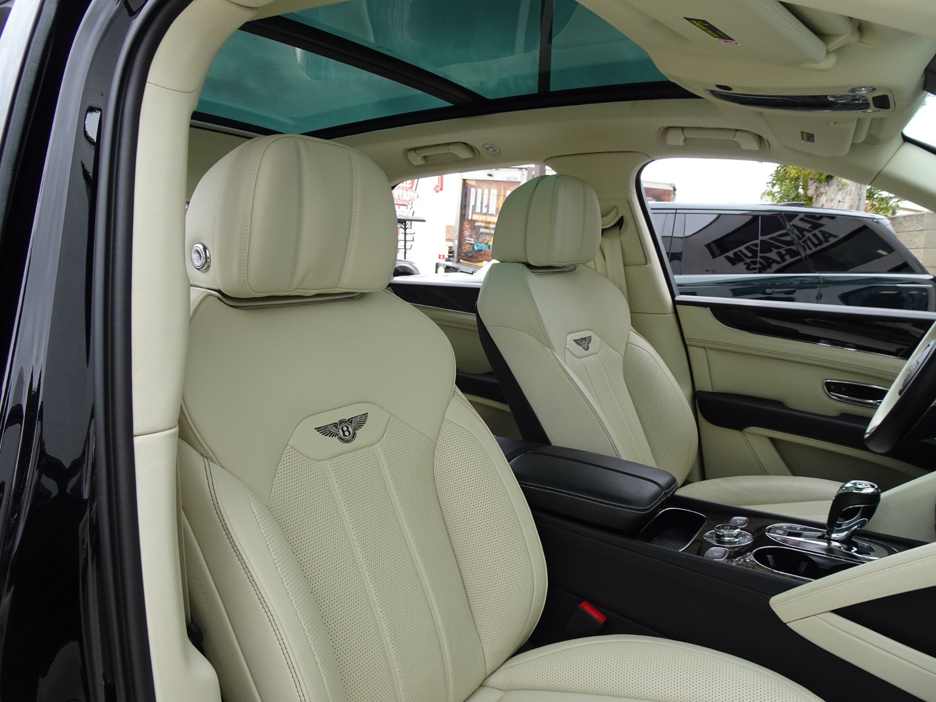 Used 2023 Bentley Bentayga Plug-In Hybrid AWD/4WD image 21