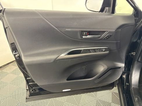 Used 2023 Toyota Venza XLE image 23