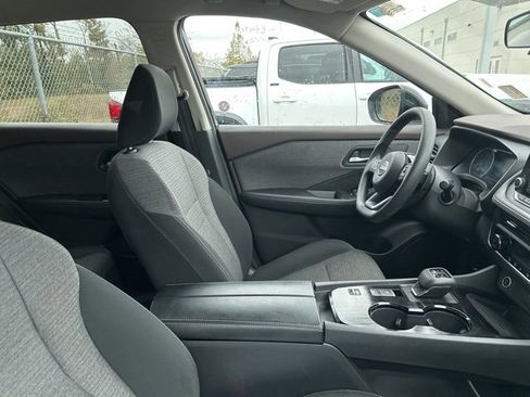 Used 2023 Nissan Rogue SV image 3