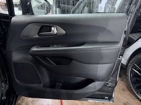 Used 2025 Chrysler Pacifica Select FWD image 14