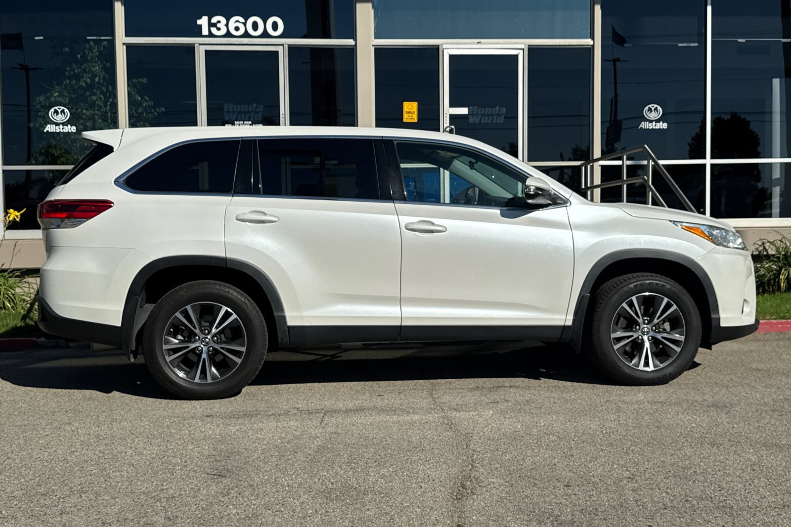 Used 2019 Toyota Highlander LE FWD image 4