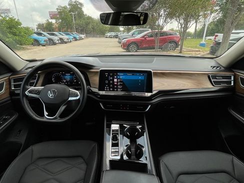 Used 2025 Volkswagen Atlas SE FWD image 10