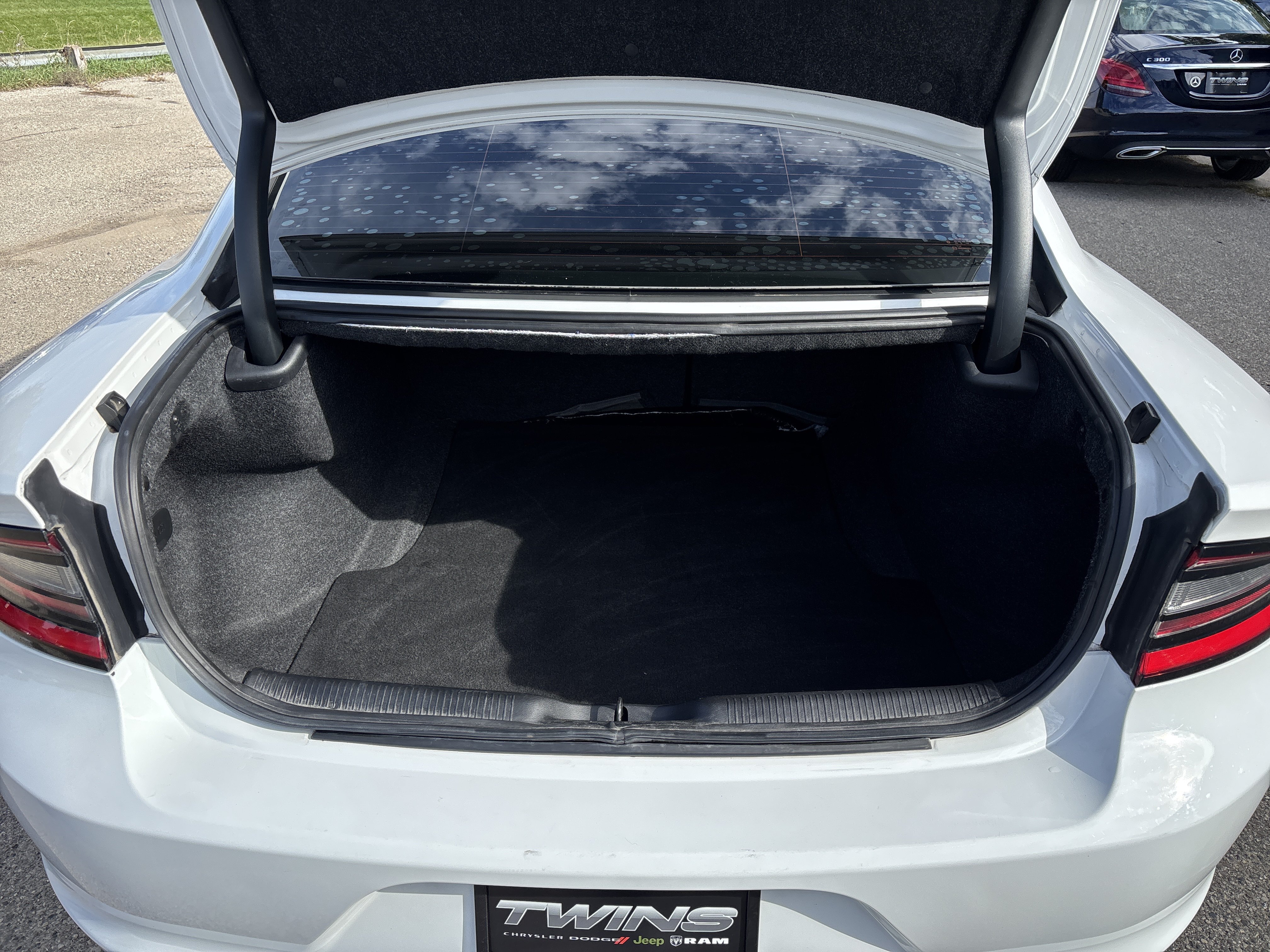 Used 2016 Dodge Charger SE RWD image 6